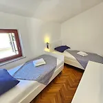 Mit Balkon- Ac- Privatparkplatz By Interhome