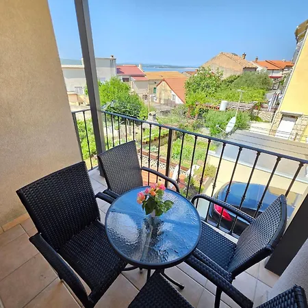 Mit Balkon- Ac- Privatparkplatz By Interhome