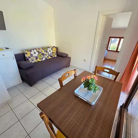 Mit Balkon- Ac- Privatparkplatz By Interhome
