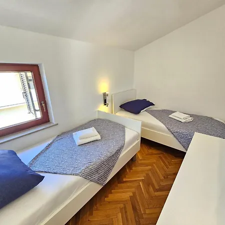 Mit Balkon- Ac- Privatparkplatz By Interhome