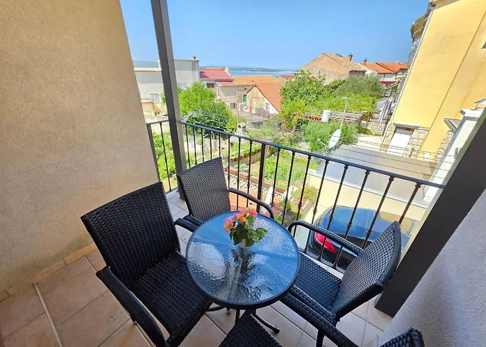 Mit Balkon- Ac- Privatparkplatz By Interhome