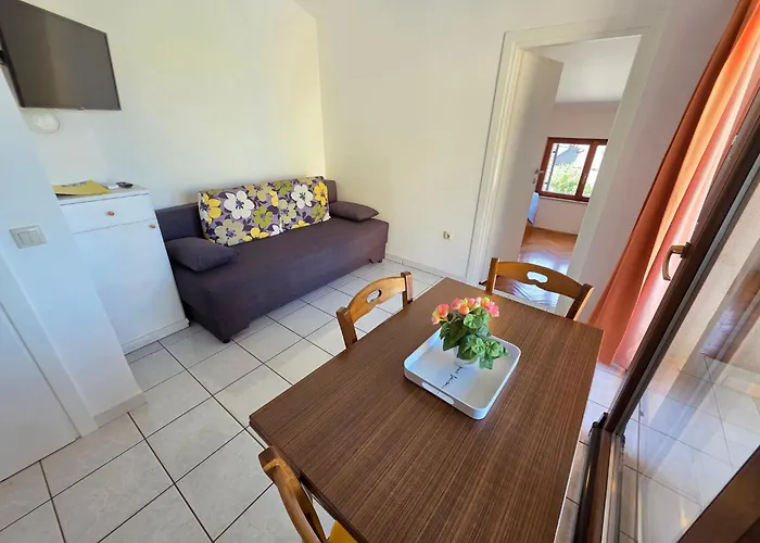 Mit Balkon- Ac- Privatparkplatz By Interhome