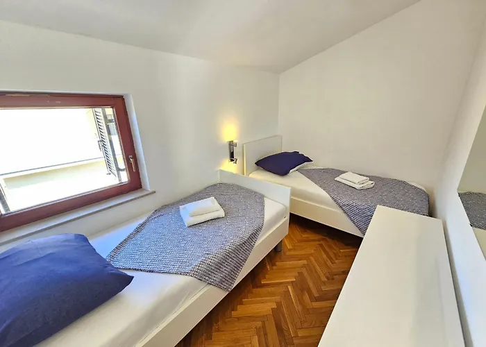 Mit Balkon- Ac- Privatparkplatz By Interhome